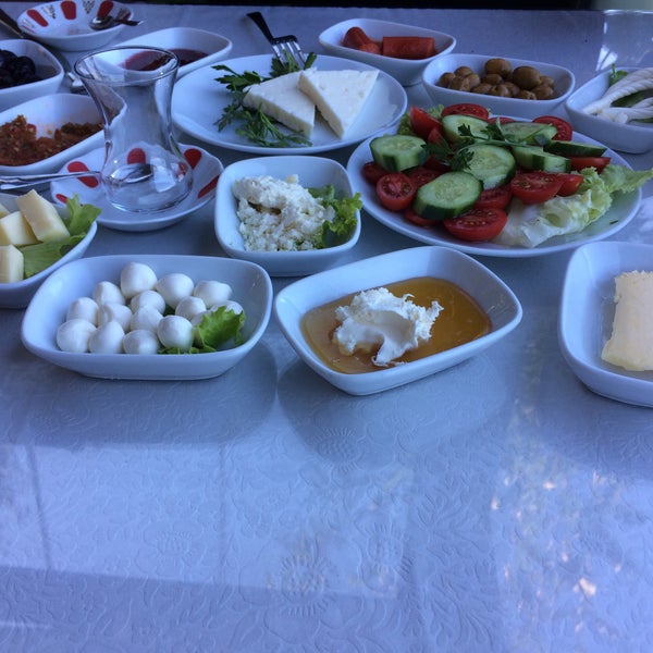 Das Foto wurde bei Teras Restaurant von Oğuz B. am 10/13/2017 aufgenommen