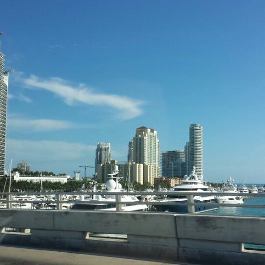 Photo prise au Miami Yacht Club par Elio N. le1/9/2015