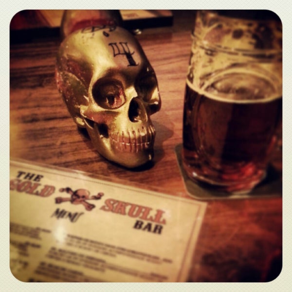 Photo taken at Gold Skull Burger &amp; Grill by Rubia T. on 7/24/2013