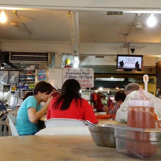 Photo taken at Look Yuen Restaurant (樂園飯店) by Aaren L. on 9/5/2014