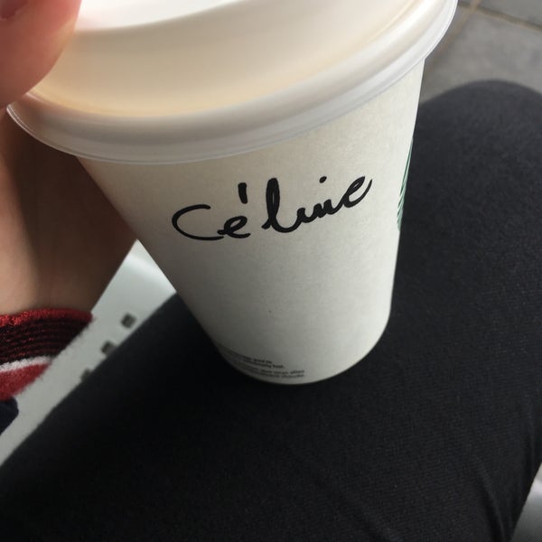 Photo prise au Starbucks par Tilien V. le3/15/2019