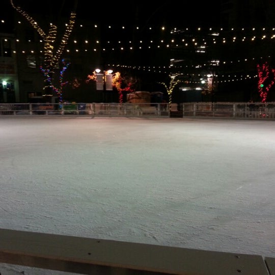 Foto tomada en Downtown Sacramento Ice Rink  por Cory J. el 12/17/2012
