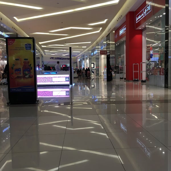 Foto tomada en Al Nakheel Mall  por Nasser el 3/31/2016