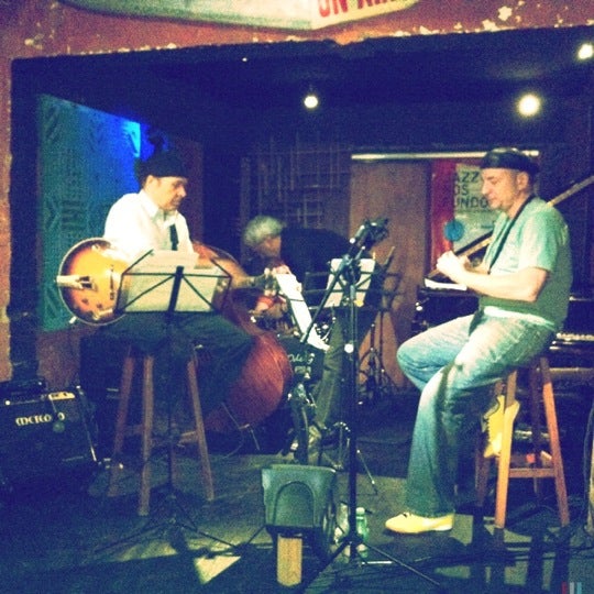 Foto scattata a Jazz nos Fundos da Mayara A. il 11/4/2012