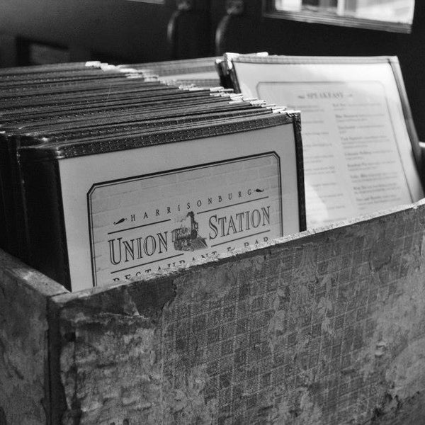 6/24/2014 tarihinde Union Station Restaurant &amp; Barziyaretçi tarafından Union Station Restaurant &amp; Bar'de çekilen fotoğraf