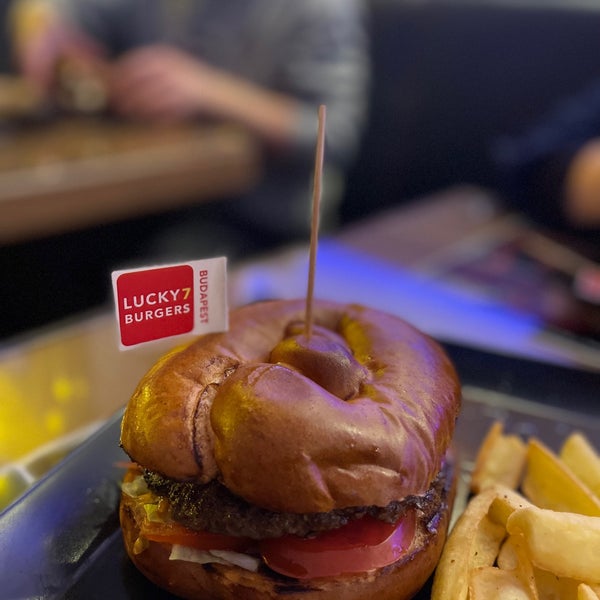 Foto diambil di Lucky 7 Burgers &amp; More oleh M J 🇶🇦 pada 5/4/2023