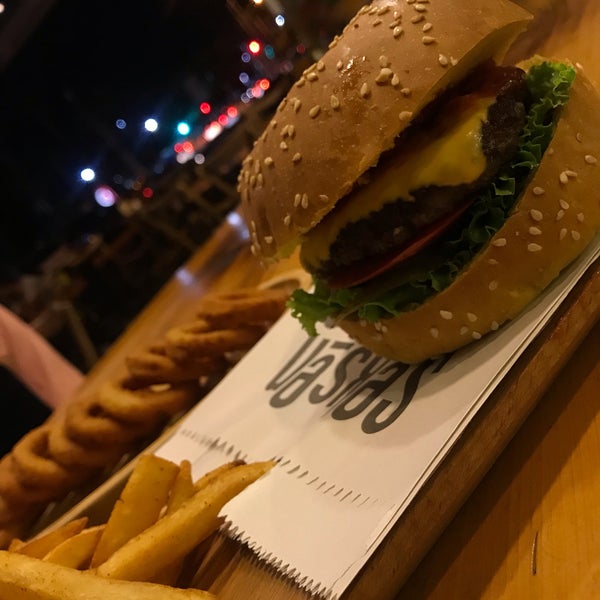 10/18/2019 tarihinde Kısaca...⭐️F.D⭐️ziyaretçi tarafından Cafe Burger 85'de çekilen fotoğraf