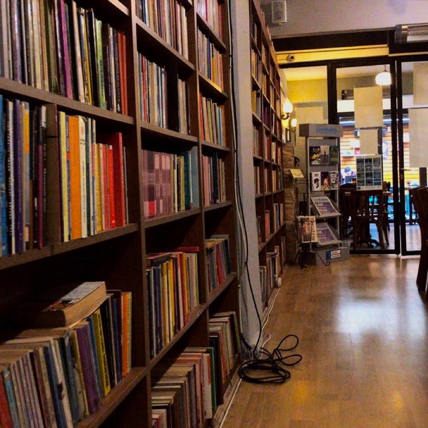 3/20/2019 tarihinde . ..ziyaretçi tarafından Akademi 1971 Kitabevi Kafe &amp; Kütüphane'de çekilen fotoğraf