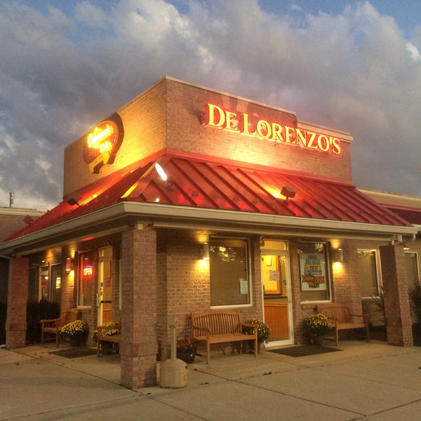 Photo prise au DeLorenzo&#39;s Pizza par Mark N. le10/24/2017