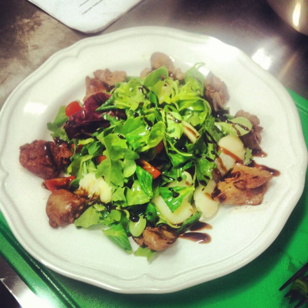 Салат с куриной печенью и гигантской фасолью / Salad with chicken liver and giant white beans / Салат с пилешка дробчета и бял боб