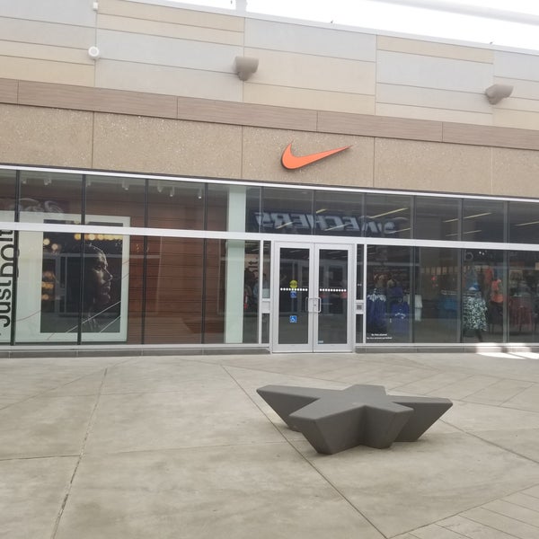 nike outlet niagara on the lake hours