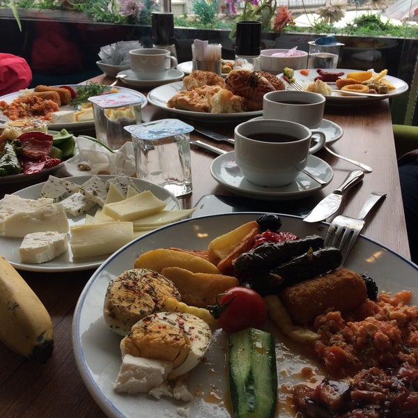Снимок сделан в Kebap Diyarı Restaurant пользователем Zeynep K. 3/25/2017
