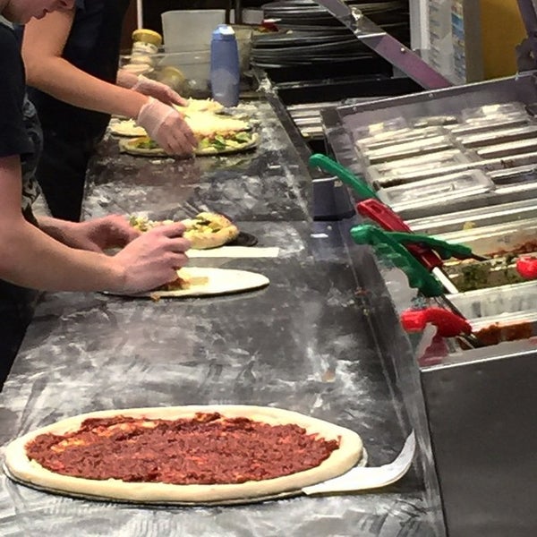 Foto tirada no(a) Vancouver Pizza por Chris T. em 6/22/2015