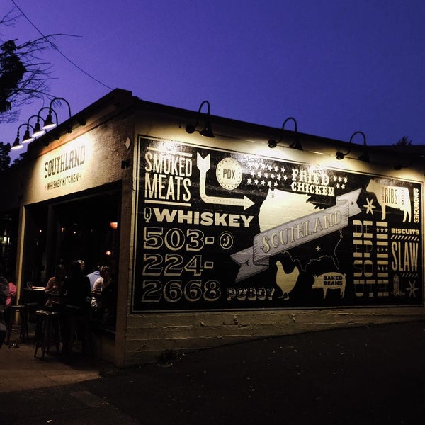 Foto tomada en Southland Whiskey Kitchen  por Chris T. el 7/19/2015