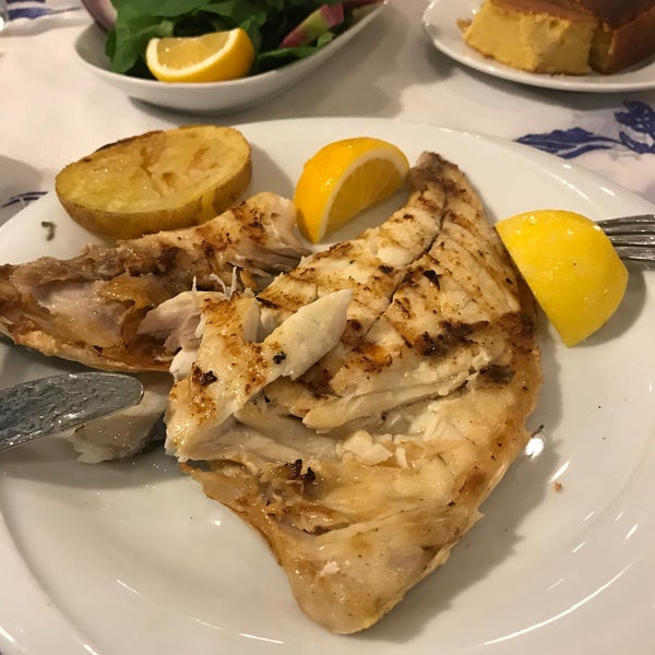 Foto tirada no(a) Çakraz Balık ve Karadeniz Mutfağı por ÇETİN em 12/26/2017