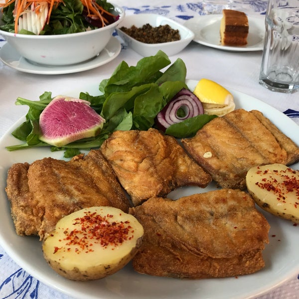 Foto tirada no(a) Çakraz Balık ve Karadeniz Mutfağı por ÇETİN em 10/26/2017