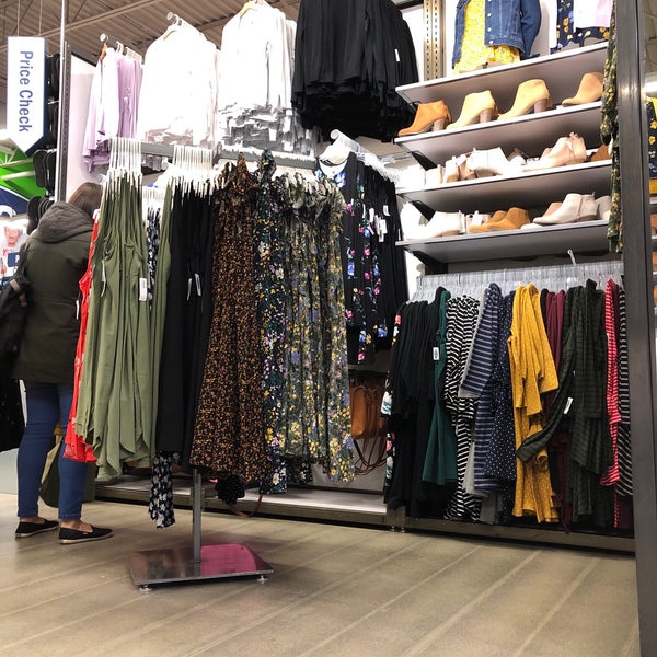 Old Navy Clothing Store in Willowbrook