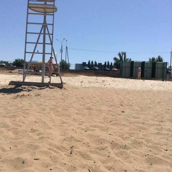 семья на пляже. пляжная 7. отдых на пляже. шона сэнд в купальнике. пляжная 7.