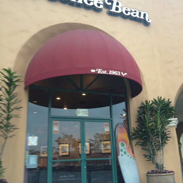 5/17/2013 tarihinde Jennifer D.ziyaretçi tarafından The Coffee Bean &amp; Tea Leaf'de çekilen fotoğraf