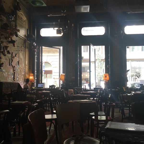 รูปภาพถ่ายที่ Csendes Vintage Bar &amp; Cafe โดย Zsozsi เมื่อ 8/7/2019