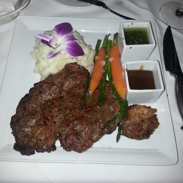Foto tomada en Manhattan Steak &amp; Seafood  por Susan el 10/26/2013