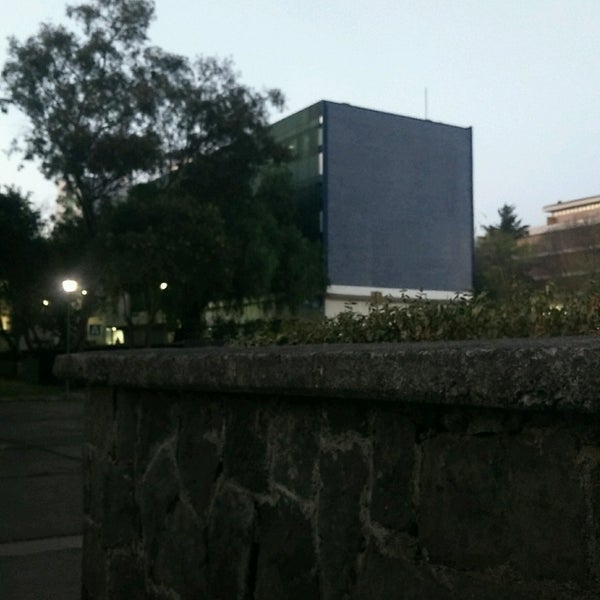รูปภาพถ่ายที่ Escuela Nacional de Lenguas, Lingüística y Traducción (ENALLT) UNAM โดย Hugo C. เมื่อ 2/14/2017