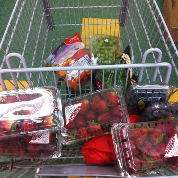 Fruit Tree Farm Grocery Store in Copiague