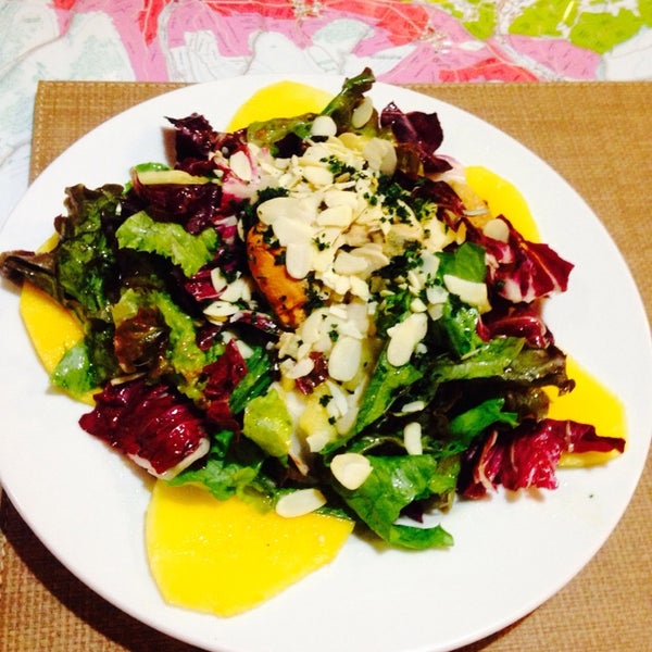 Salada Tropical com abacaxi e manga. Forte, saborosa e saudável. Indico!!