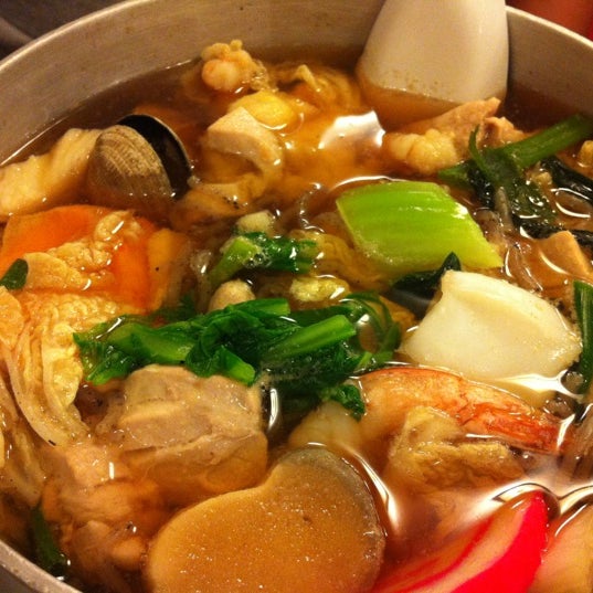 Снимок сделан в Dana&#39;s Restaurant, Catering &amp; Asian Grocery пользователем RACHEL L. 10/22/2012