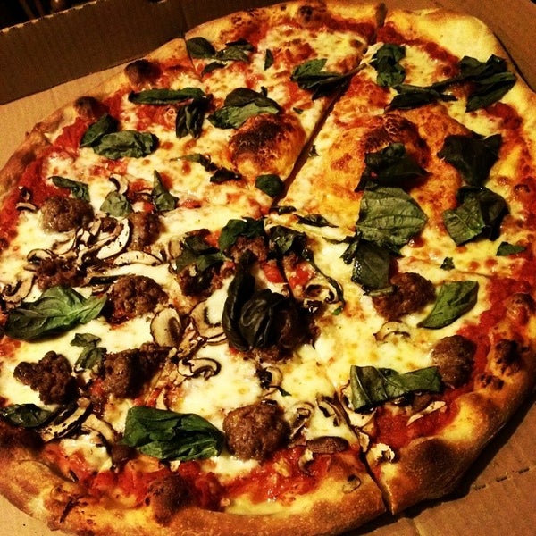Das Foto wurde bei Fist of Flour Pizza Doughjo von Tina Tamale R. am 4/13/2014 aufgenommen