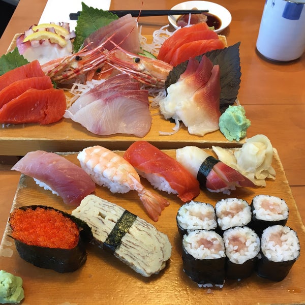 The sashimi is very fresh, the nigiri too. It comes with shiso. Free wifi. Amazing! 🐟