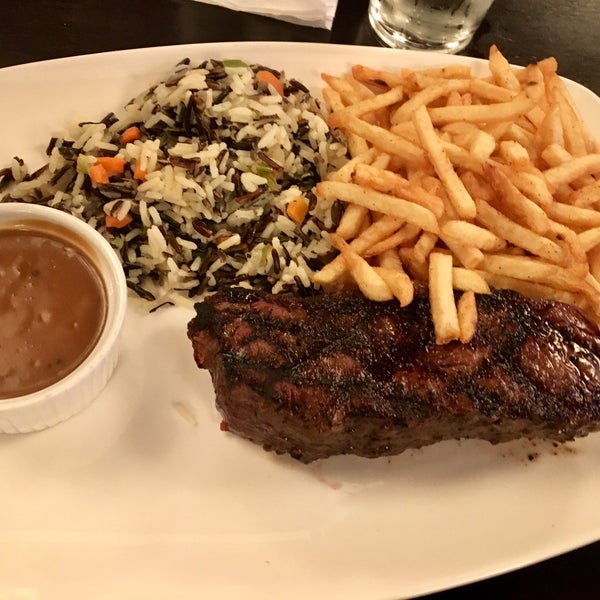 Foto diambil di Bâton Rouge Steakhouse &amp; Bar oleh Mônica H. pada 6/16/2018