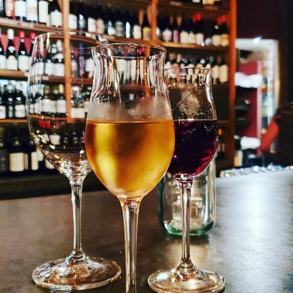 Foto diambil di Purple Café and Wine Bar oleh Ya G. pada 9/6/2019
