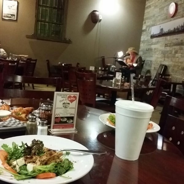 Photo taken at The 210 Pizza &amp; Burger Bistro by Martha Nelly G. on 9/14/2014