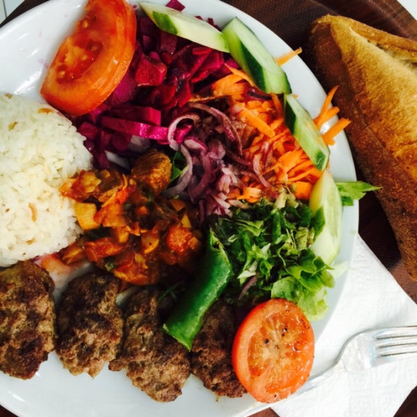 Foto scattata a Gurmeet Pide &amp; Lahmacun Restaurant da Barış Ç. il 1/10/2015