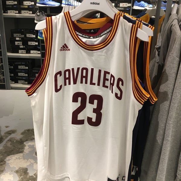 tienda adidas san isidro