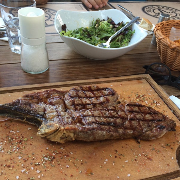 Das Foto wurde bei Et Mekan Steak House von Samet am 8/4/2015 aufgenommen