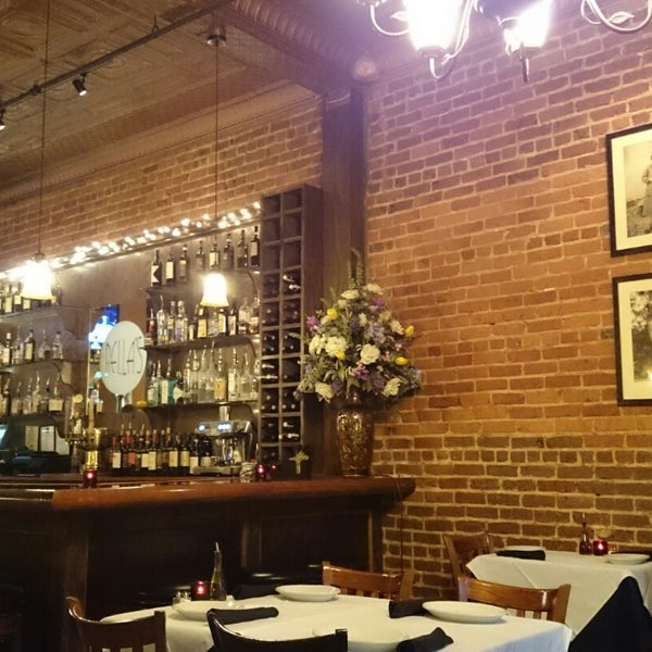 Foto diambil di Bella&#39;s Restaurant oleh Nobuo T. pada 11/28/2014