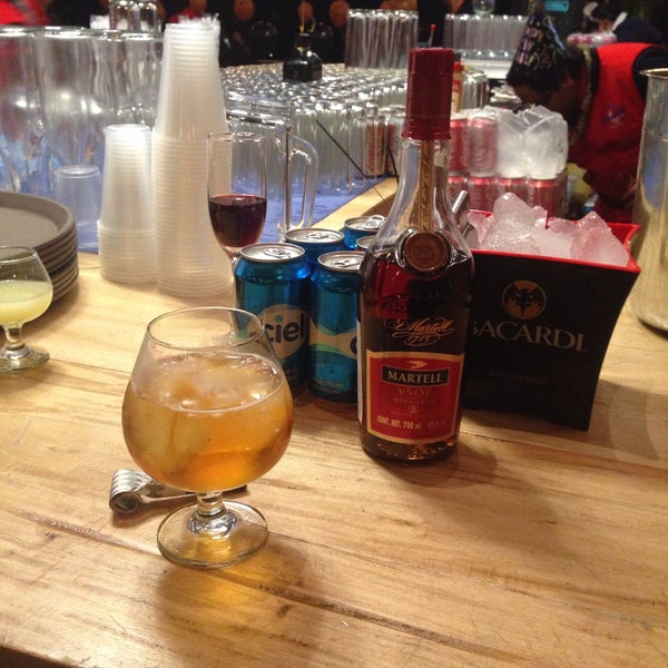 รูปภาพถ่ายที่ Cocktail Mar + Bar โดย Grace G. เมื่อ 1/1/2015