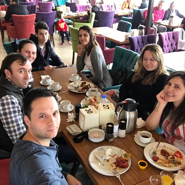 Das Foto wurde bei Kebap Diyarı Restaurant von Raşit A. am 3/26/2017 aufgenommen