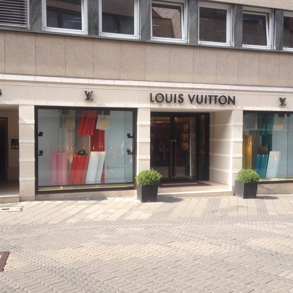Louis Vuitton's Ostriches Grace 5th Ave. — KNSTRCT