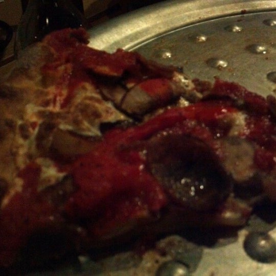 2/22/2013にMatt A.がTucci&#39;s Fire N Coal Pizzaで撮った写真