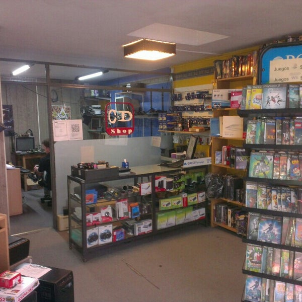 Магазин компакт дисков в москве. Магазин музыкальных дисков. Cd shop. Коллекция музыкальных дисков. Музыкальный магазин с дисками.