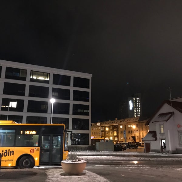 Foto tirada no(a) Hlemmur Square por Gabor K. em 1/31/2018