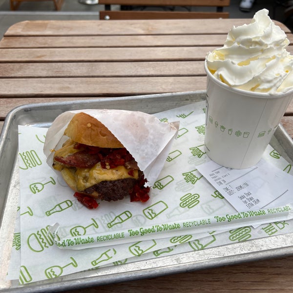 Photo taken at Shake Shack by Jérôme T. on 4/1/2022