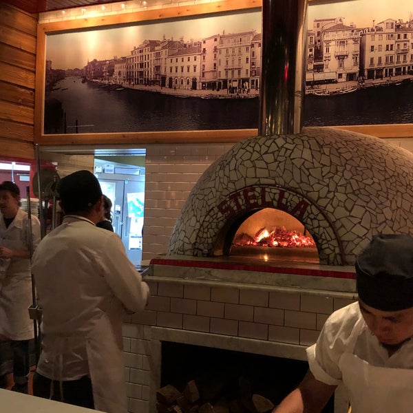 Foto tirada no(a) Pizzeria Stella por Jérôme T. em 4/6/2018