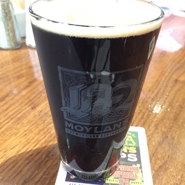 Снимок сделан в Moylan&#39;s Brewery &amp; Restaurant пользователем David P. 8/10/2015