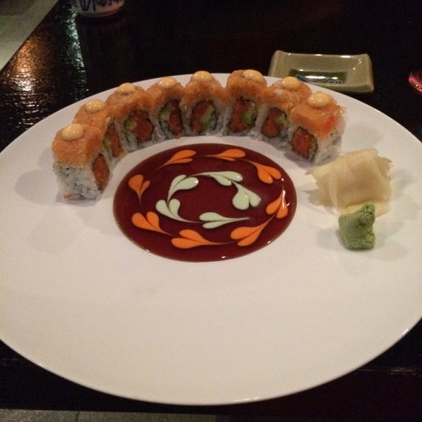 Photo prise au Mikado Japanese Restaurant par Lauren W. le4/9/2014