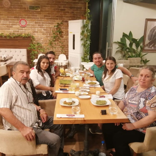 Foto tirada no(a) Soylu Künefe &amp; Katmer &amp; Kahvaltı por Oğuz Ç. em 10/1/2019