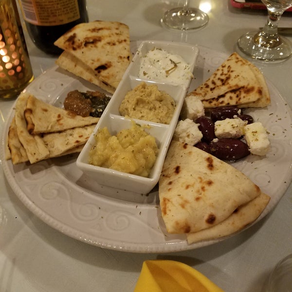 4/5/2018 tarihinde Capt Awesomeziyaretçi tarafından Athena Mediterranean Cuisine'de çekilen fotoğraf